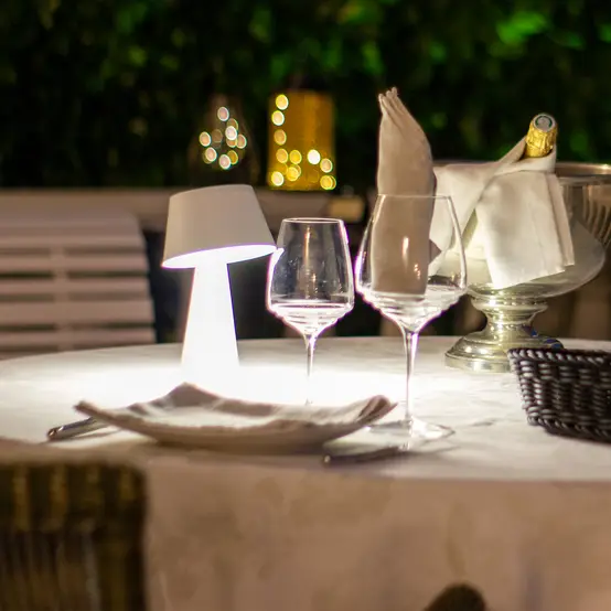 Lampe de table ronde solaire et filaire — mise en situation
